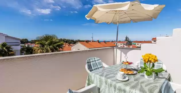 Apartman Ada u potkrovlju s pogledom na more - Poreč