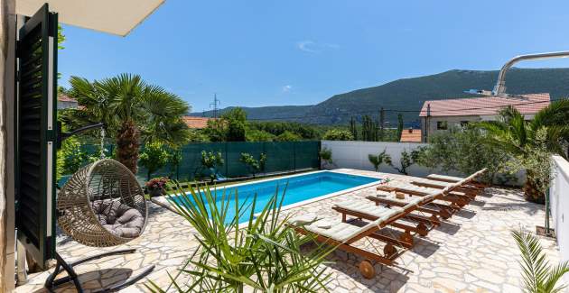 Villa Josip con piscina privata a Omis