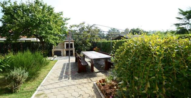 Apartment Lili II with Garden View