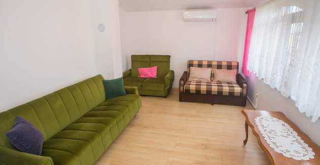 Apartman Katica II, Gedici