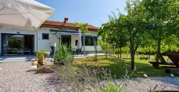 Lovely Cottage with Jacuzzi near Labin