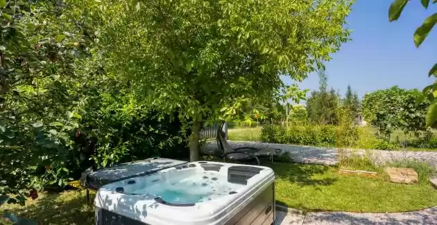 Lovely Cottage with Jacuzzi near Labin