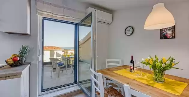 Apartment Rozi with Sea View