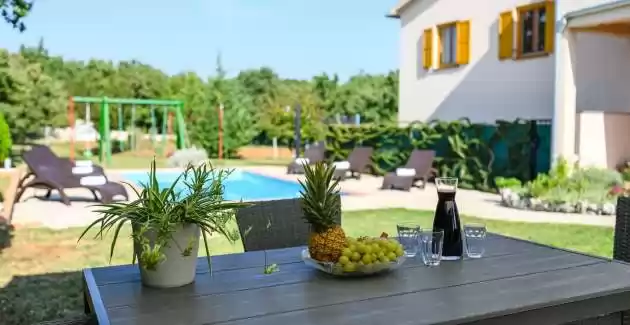 App Sadina with Private Pool and Garden