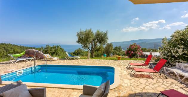 Apartment Ad Maiora with Shared Pool