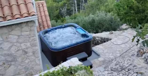 Holiday home Sweet Shelter with jacuzzi