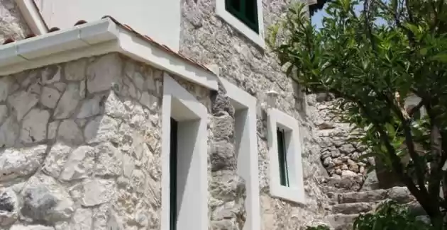 Holiday home Sweet Shelter with jacuzzi