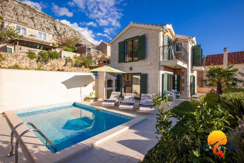 Villa Filip with gym, pool and sauna in Makarska | EUROTOURS