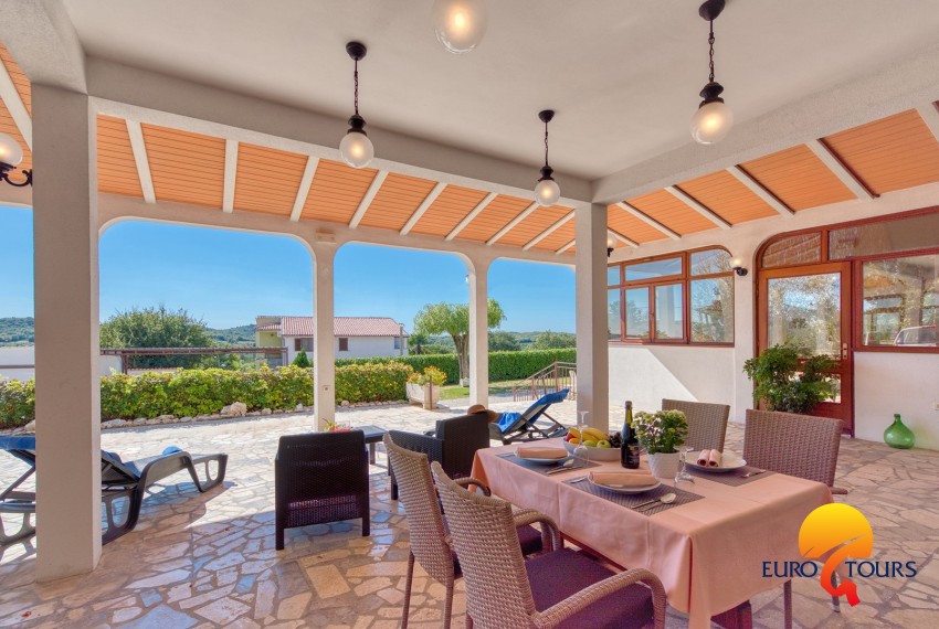 Apartment Nilda Ii With Covered Terrace